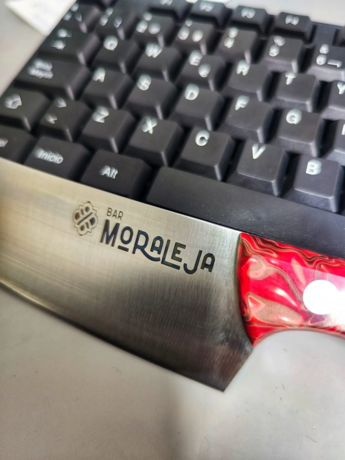 Grabado láser de una marca comercial en un cuchillo