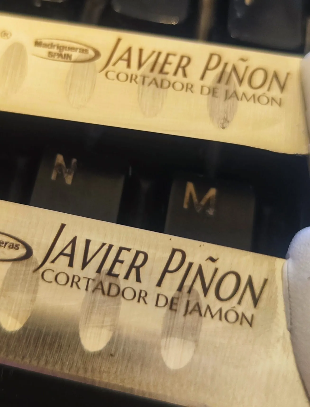 Grabado láser de un nombre en la hoja de un cuchillo