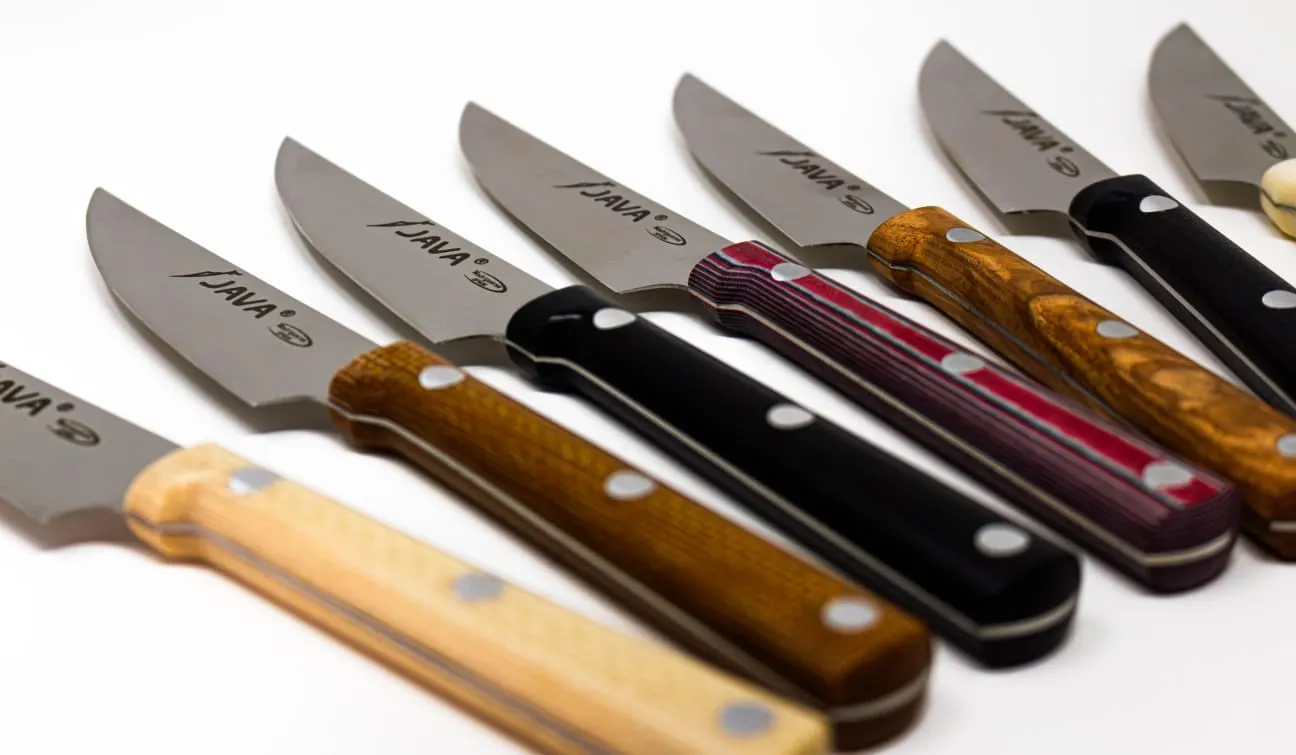 Hilera de cuchillos pequeños con mangos de madera y resina de distintos colores
